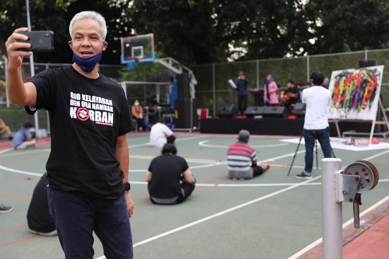 Gubernur Ganjar Pranowo berpose di depan panggung di Rumah Dinasnya. (Foto: Ist/Ngopibareng.id)