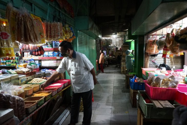  Kepala Bagian Administrasi Perekonomian dan Usaha Daerah Pemkot Surabaya Agus Hebi Djuniantoro saat memantau pelaksanaan protokol kesehatan di pasar tradisional Genteng, Kota Surabaya, Selasa 5 Mei 2020. (Foto: Humas Pemkot Surabaya)