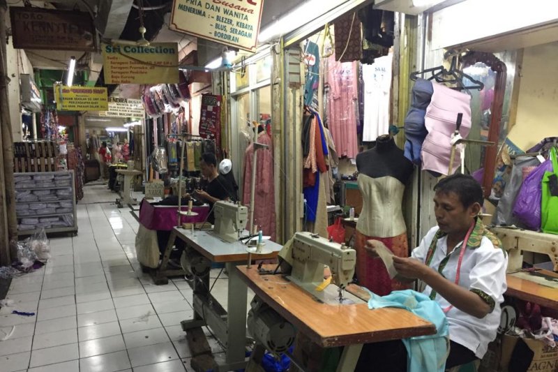 Seorang penjahit yang masih bertahan di salah satu pasar di Jakarta. (Foto: Istimewa)