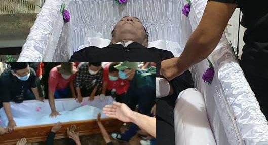 Pemakaman Didi Kempot di Ngawi Jawa Timur dengan latar belakang foto hoax. (Foto: RmolJatim/Medsos)