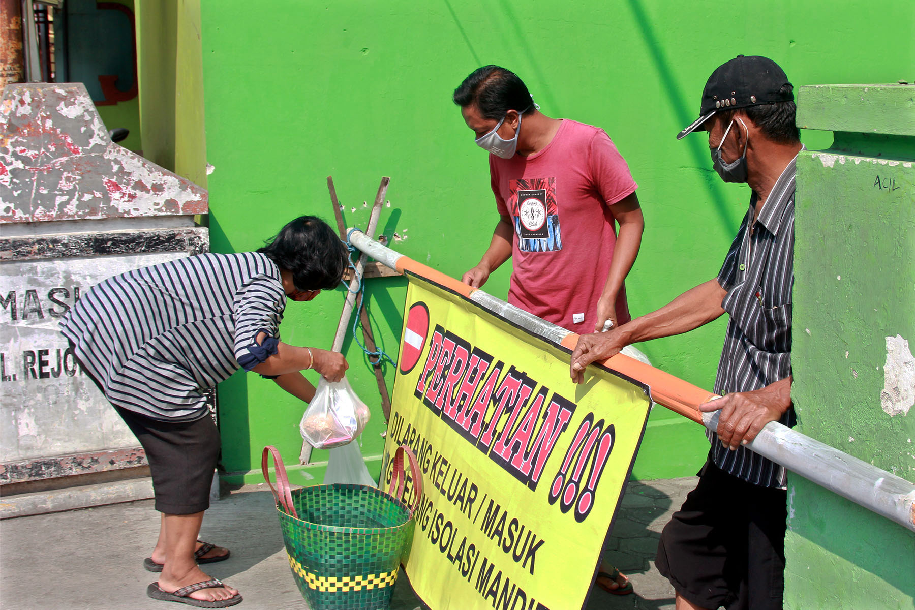 Warga secara wwadaya memberikan bantuan sembako kepada salah satu warga OTG corona. (Foto: Istimewa)