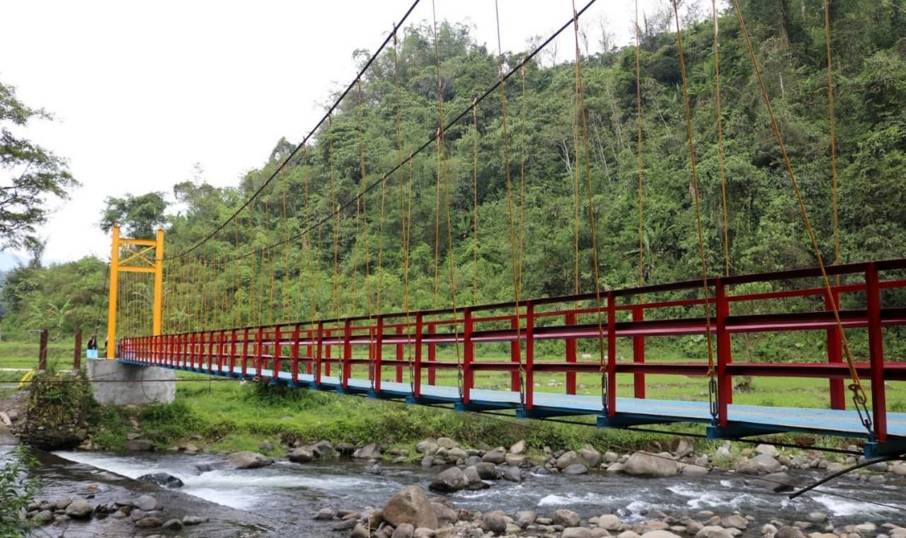 Jembatan hasil program padat karya yang meningkatkan produktifitas masyarakat pedesaan. (foto:istimewa)