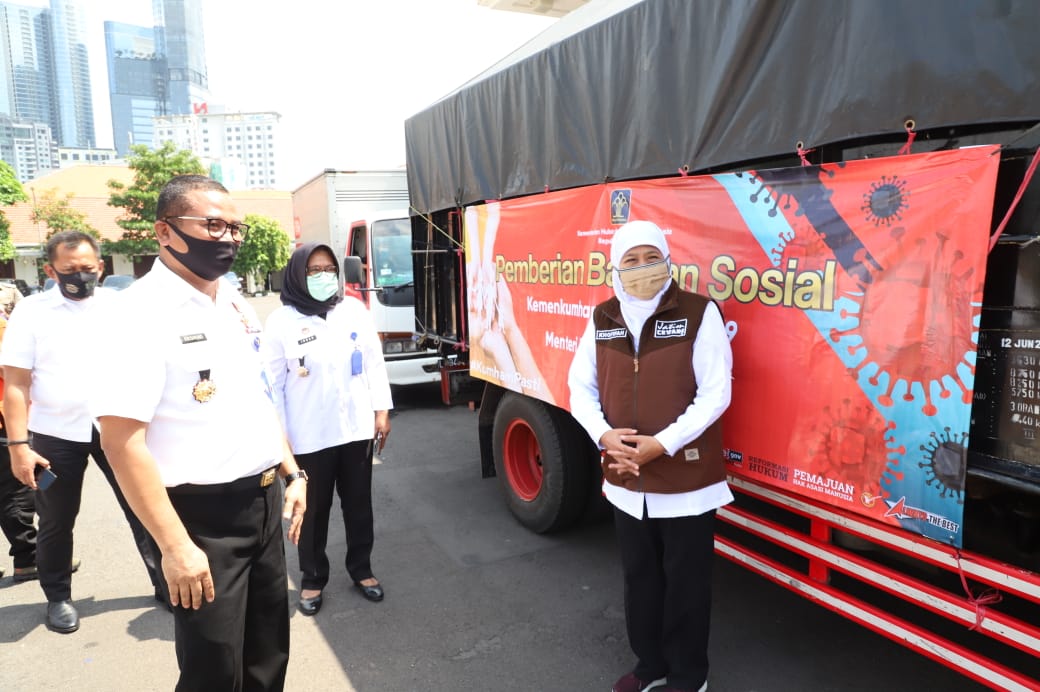 Gubernur Jatim, Khofifah Indar Parawansa menerima bantuan Kemenkumham di Gedung Negara Grahadi, Surabaya, Rabu 6 Mei 2020. (Foto: Istimewa)