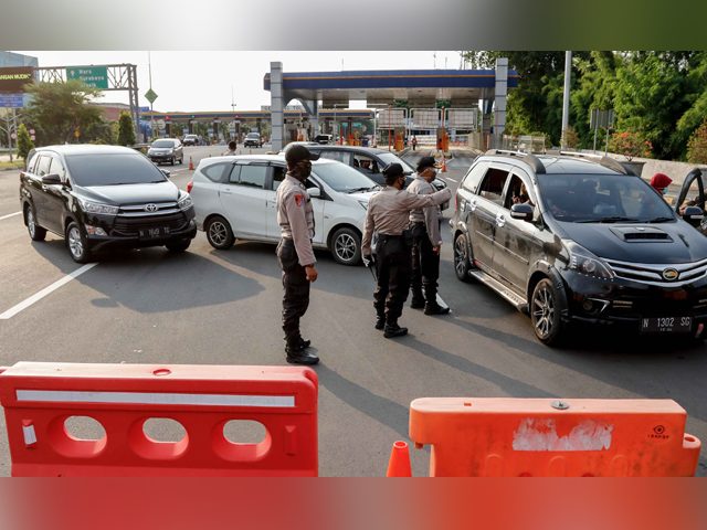 Petugas gabungan sedang melakukan pemeriksaan di pos cek poin PSBB exit tol sidoarjo kemarin. (Foto: Ant)