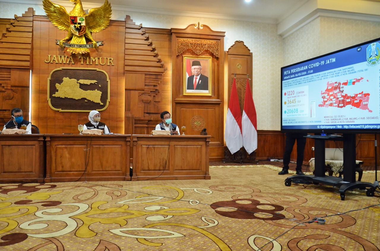 Gubernur Jatim, Khofifah Indar Parawansa menunjukkan peta persebaran covid-19 Jatim di Gedung Negara Grahadi, Surabaya, Rabu 6 Mei 2020 malam. (Foto: Fariz Yarbo/Ngopibareng.id))