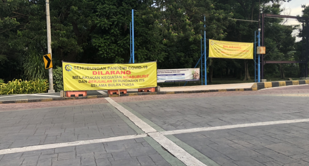 Banner bertuliskan larangan berjualan selama bulan puasa tahun ini, di Bundaran ITS (Andik/Ngopibareng.id)