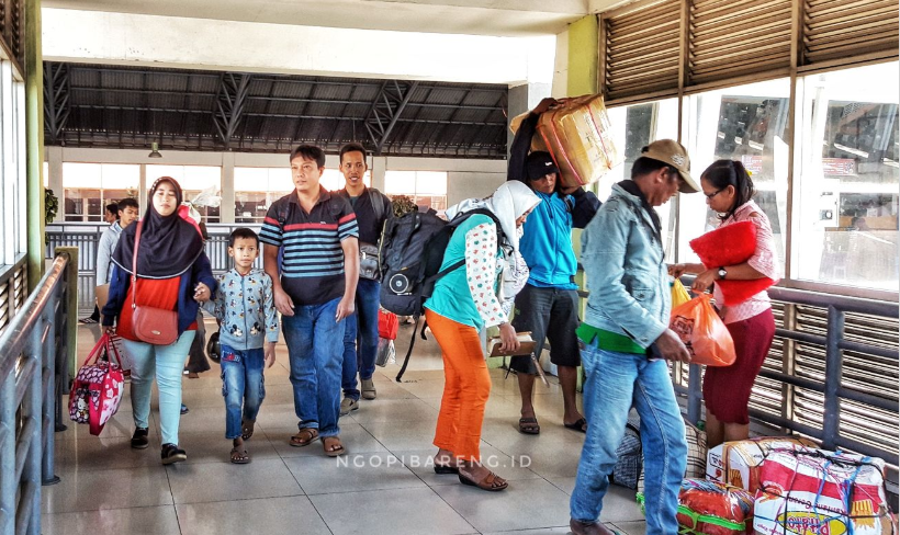 Ilustrasi mudik lebaran di Terminal Purabaya Surabaya. (Foto: Haris Dwi/Ngopibareng.id)