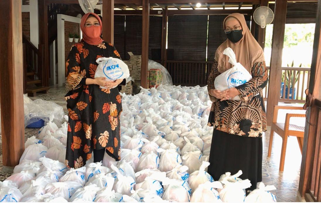 Ketua Umum BKOW Provinsi Jatim, Dra Hj Fatma Saifullah Yusuf (kiri) persiapan memberikan bantuan sosial kepada terdampak Covid-19. (Foto: Istimewa)