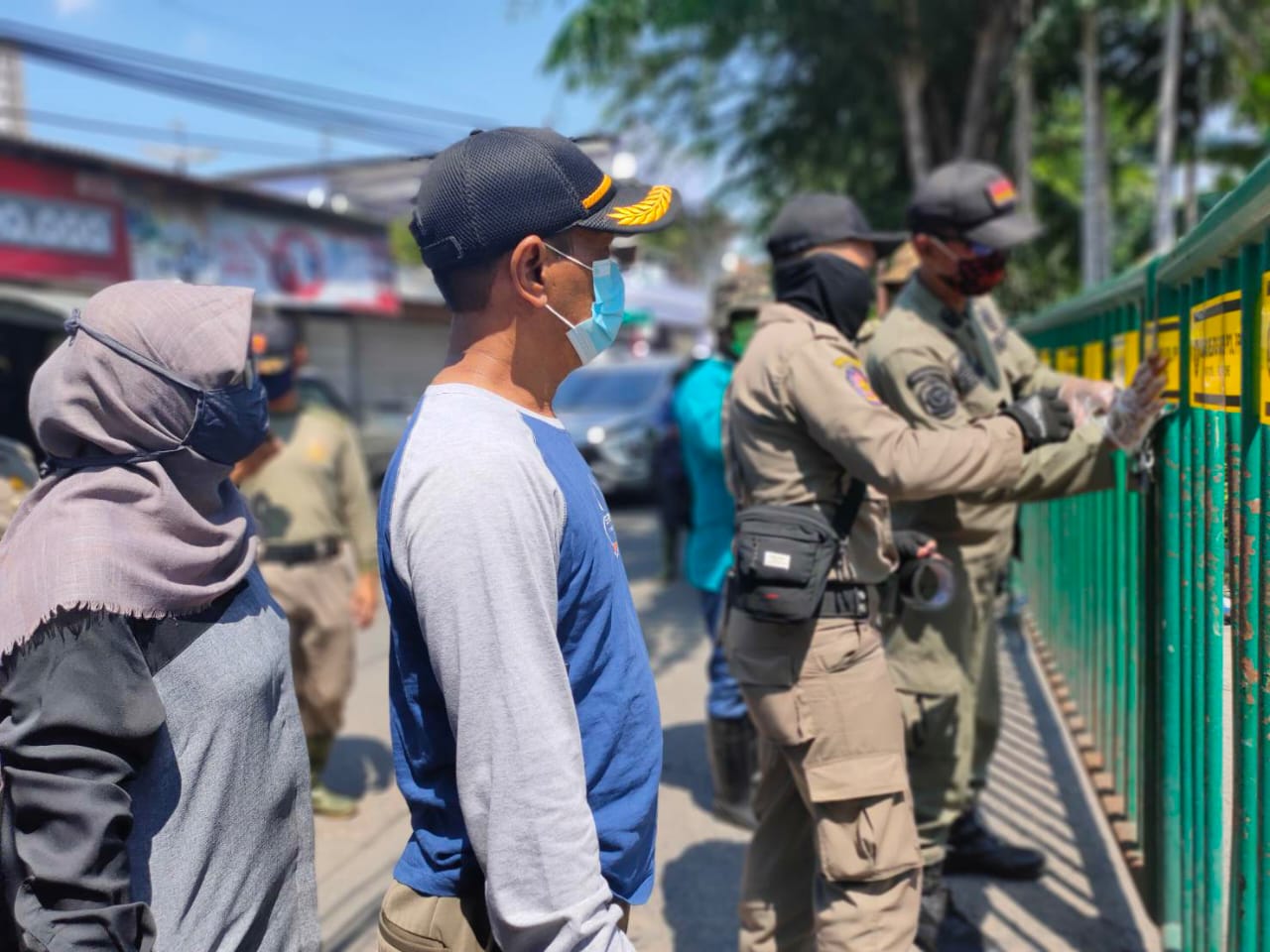 Petugas Satpol PP saat melakukan penutupan Pasar Asempayung Sukolilo, Rabu, 6 Mei 2020 kemarin. (Foto: Istimewa)