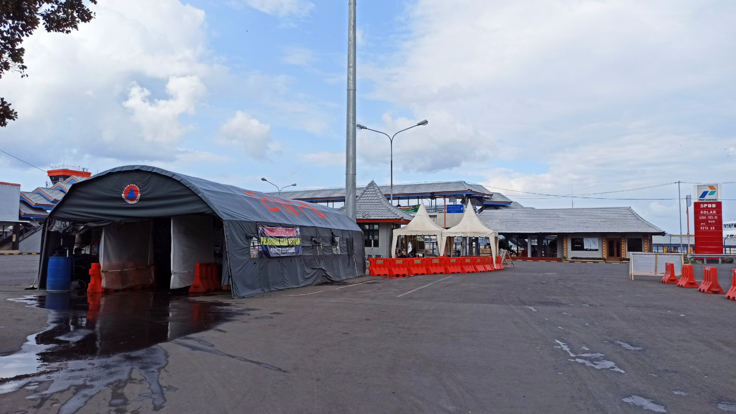 Check point untuk screening pemudik di Pelabuhan Penyeberangan Ketapang, Banyuwangi, Jawa Timur. (Foto: Muh Hujaini/Ngopibareng.id)