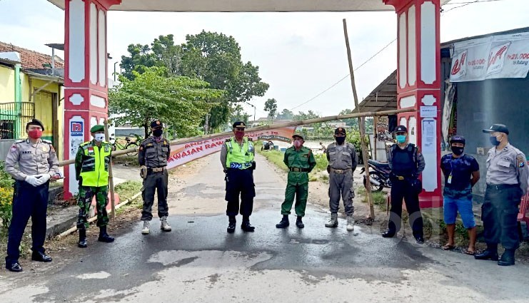 Sejumlah petugas berjaga-jaga dipintu masuk desa Jabalsari. (Foto: Netizen)