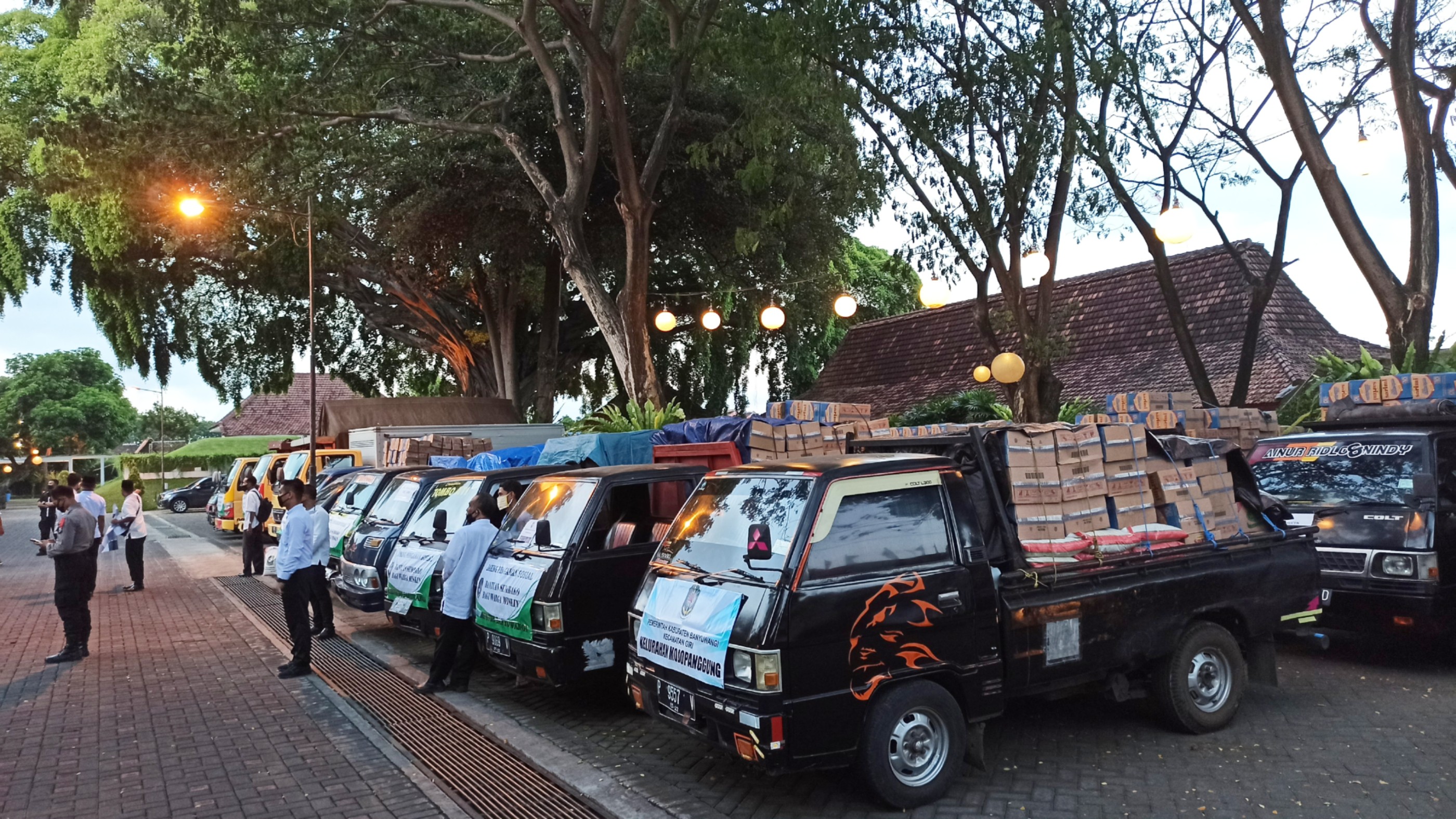 Pendistribusian bantuan jaring pengaman sosial di Pendopo Kabupaten Banyuuwangi, Rabu, 6 Mei 2020 (foto: Hujaini/ngopibareng.id)