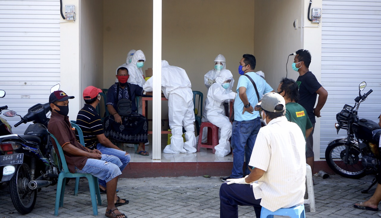 Dinas Kesehatan Kota Surabaya saat melakukan rapid test kepada pedagang Pasar Simo dan Pasar Simo Gunung. (Foto: Dok. Pemkot Surabaya)