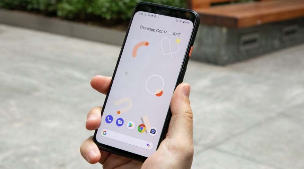 Google Pixel 4a di tangan. (Image: future)