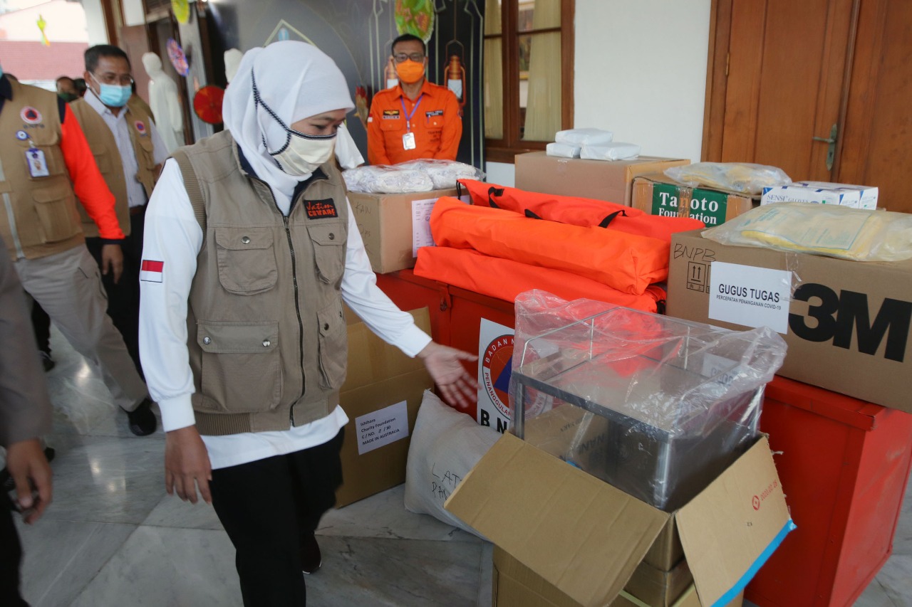 Gubernur Jawa Timur Khofifah Indar Parawansa, saat mendapatkan bantuan dari BNPB. (Foto: Humpro Jatimprov)