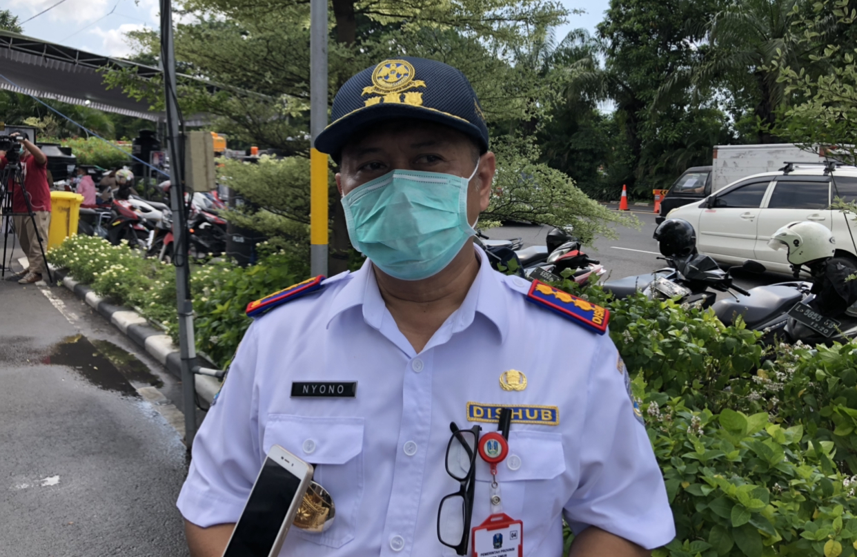 Nyono Kepala Dishub Jatim saat memantau check point Bundaran Waru, Surabaya, beberapa waktu lalu.  (Foto: Andhi Dwi/Ngopibareng.id)