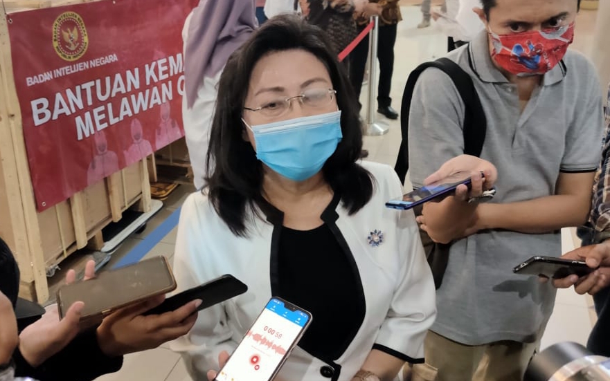 Kepala ITD Unair Prof Maria Inge Lusida  saat diwawancarai soal whole genome yang ditemukan. (Foto: Pita Sari/Ngopibareng.id)