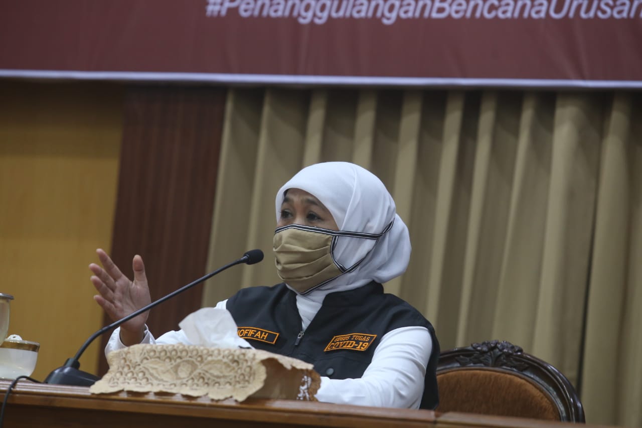 Gubernur Jawa Timur Khofifah Indar Parawansa, saat melakukan konferensi pers di Gedung Negara Grahadi. (Foto: Alief Sambogo/Ngopibareng.id)