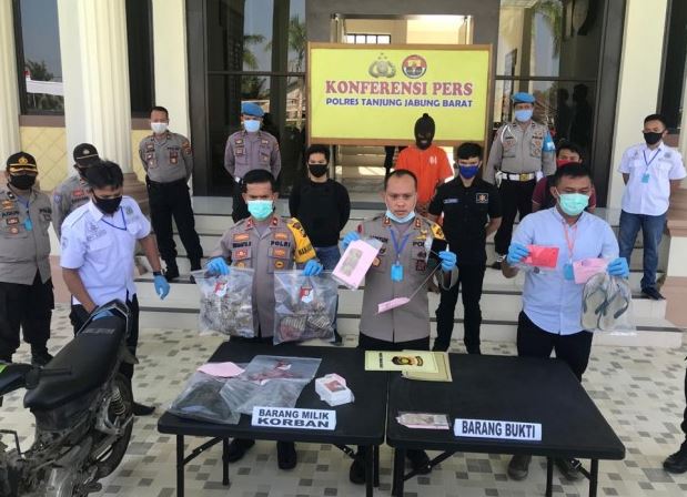 Polres Tanjung Jabung Barat (Tanjabbar), Jambi, menggelar rilis, Jumat 8 Mei 2020, untuk mengungkap misteri kerangka mayat siswi SMP. (Foto: Dok. Polres Tanjabbar)