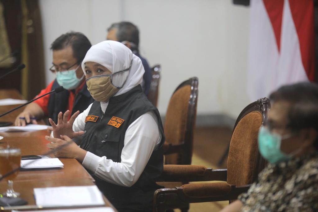 Gubernur Jawa Timur Khofifah Indar Parawansa, saat melakukan konferensi pers di Gedung Negara Grahadi. (Foto: Alief Sambogo/Ngopibareng.id)