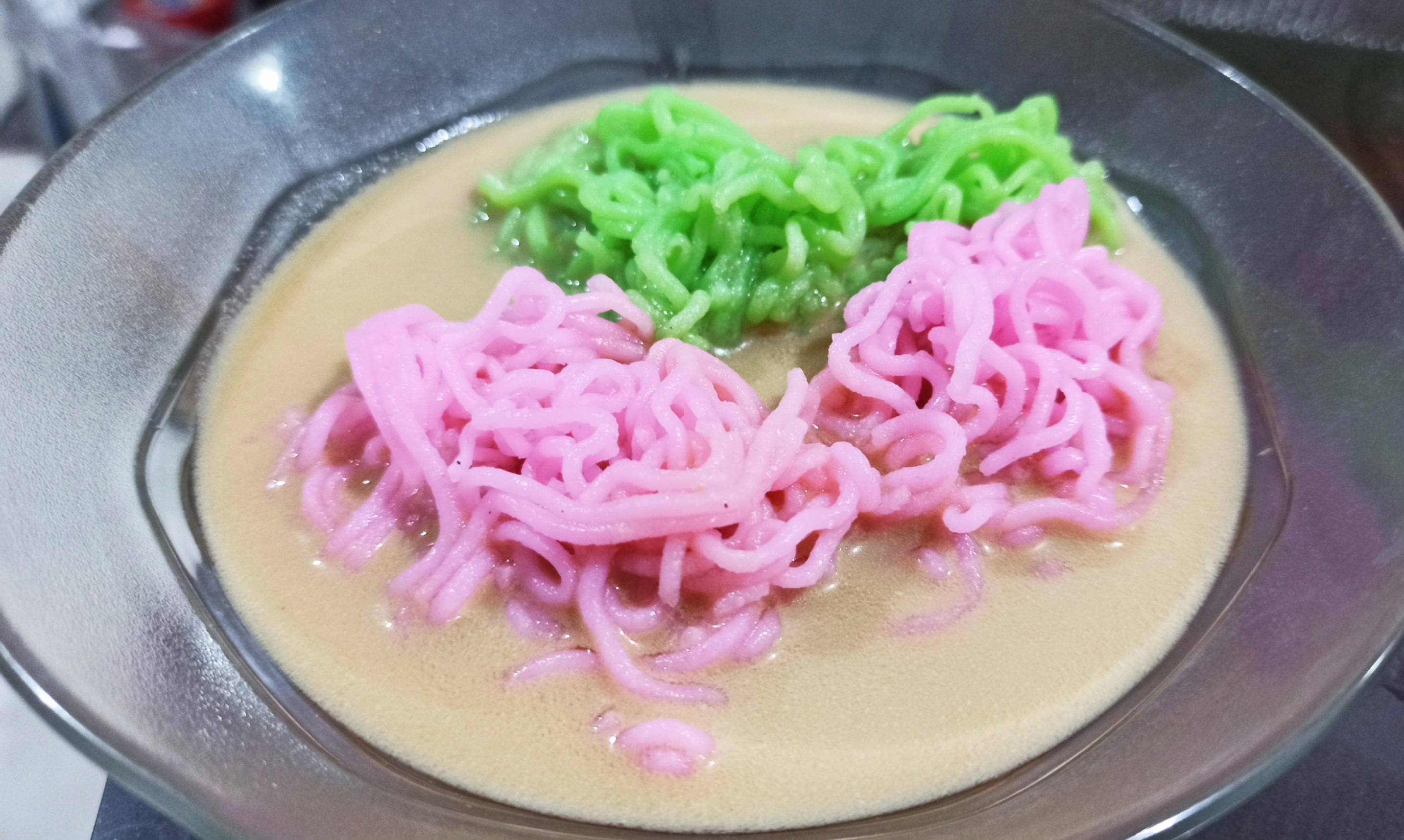 Kue Patola sajian khas Ramadhan disajikan dengan kuah santan yang dipadukan dengan gula merah. (Foto: Muh Hujaini/Ngopibareng.id)