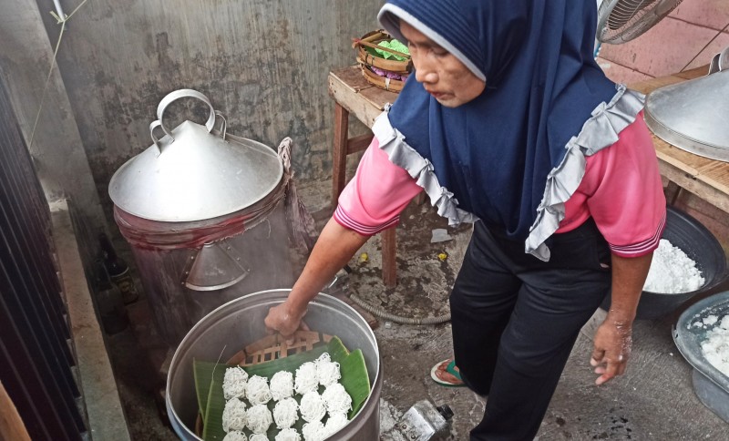 Proses pembuatan kue patola yang tengah dikukus. (Foto: Muh Hujaini/Ngopibareng.id)