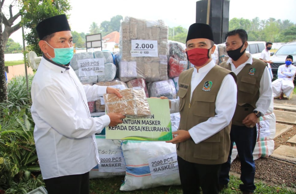 Bupati Banyuwangi Abdullah Azwar Anas menyerahkan masker kain kepada Kepala Desa (foto:istimewa)