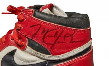 Tandatangan Michael Jordan pada sepatunya, Nike Air Jordan 1s buatan tahun 1985. (Foto:Reuters)