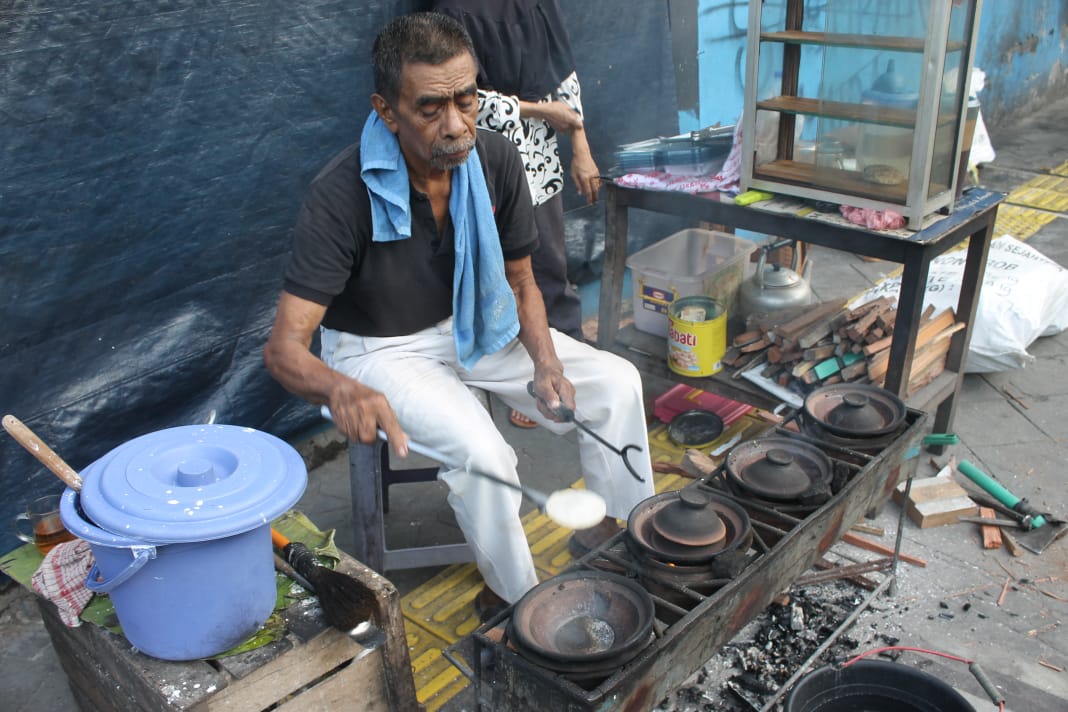 Supii berjualan Serebeh Surabaya di Jakarta. (Asmanu Sudharso/Ngopinews.id)