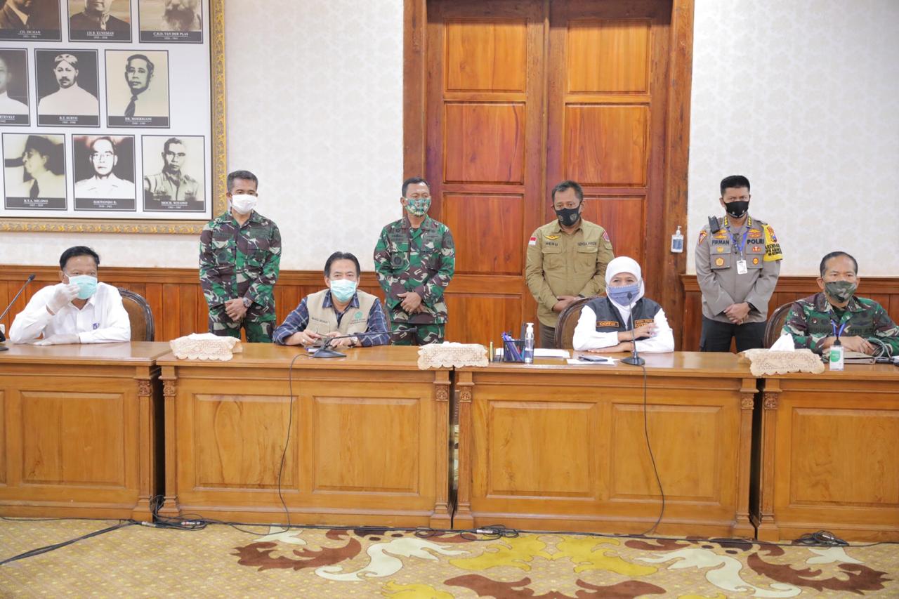 Gubernur Jawa Timur Khofifah Indar Parawansa setelah melakukan rapat perpanjangan PSBB Surabaya Raya di Gedung Negara Grahadi. (Foto: Humpro Jatimprov)