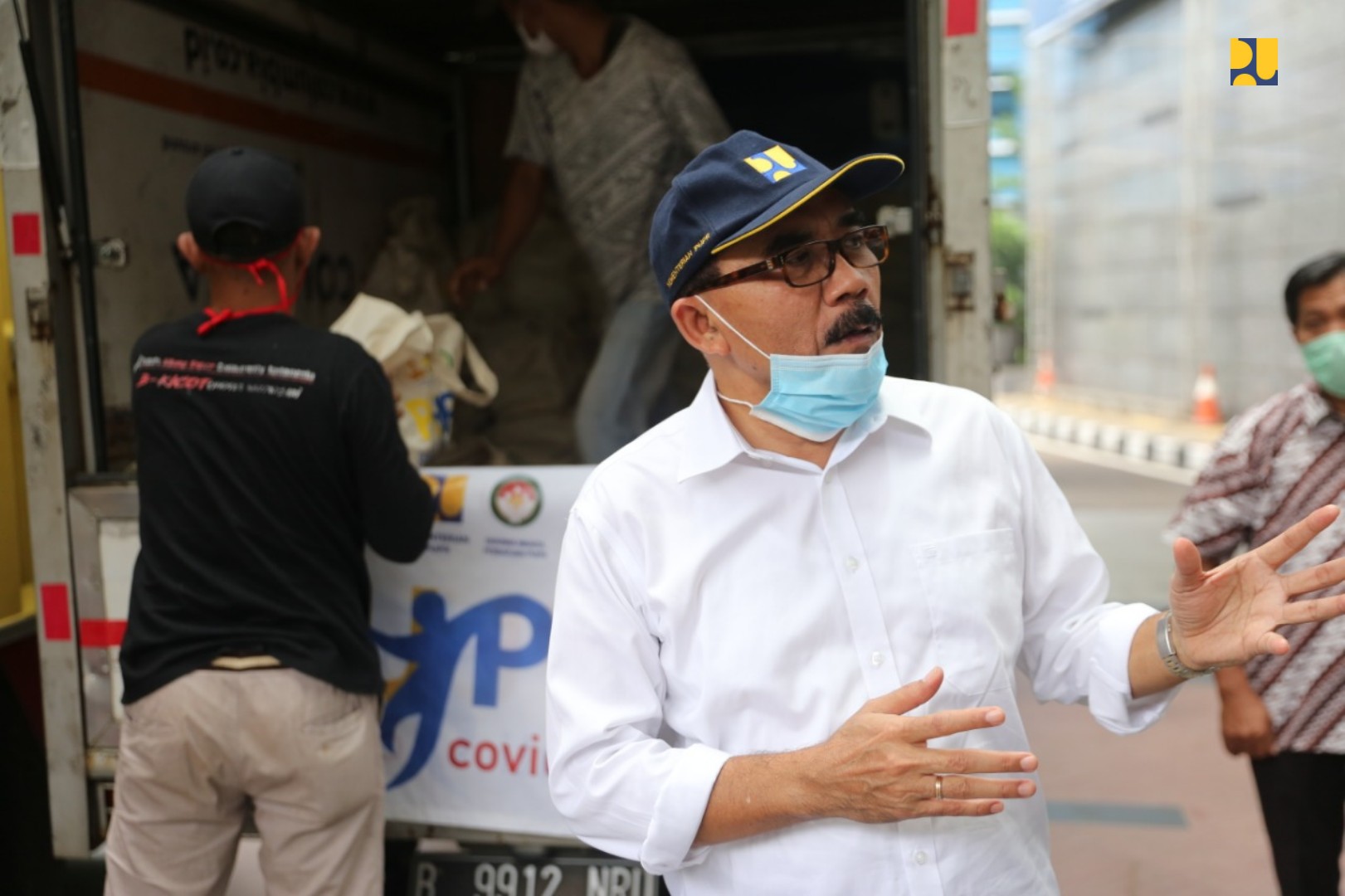 Staf Ahli Menteri PUPR Bidang Sosial Budaya dan Peran Masyarakat Sudirman mewakili pemberian bantuan pada tukang cukur rambut Garut. (Foto;Istimewa) 