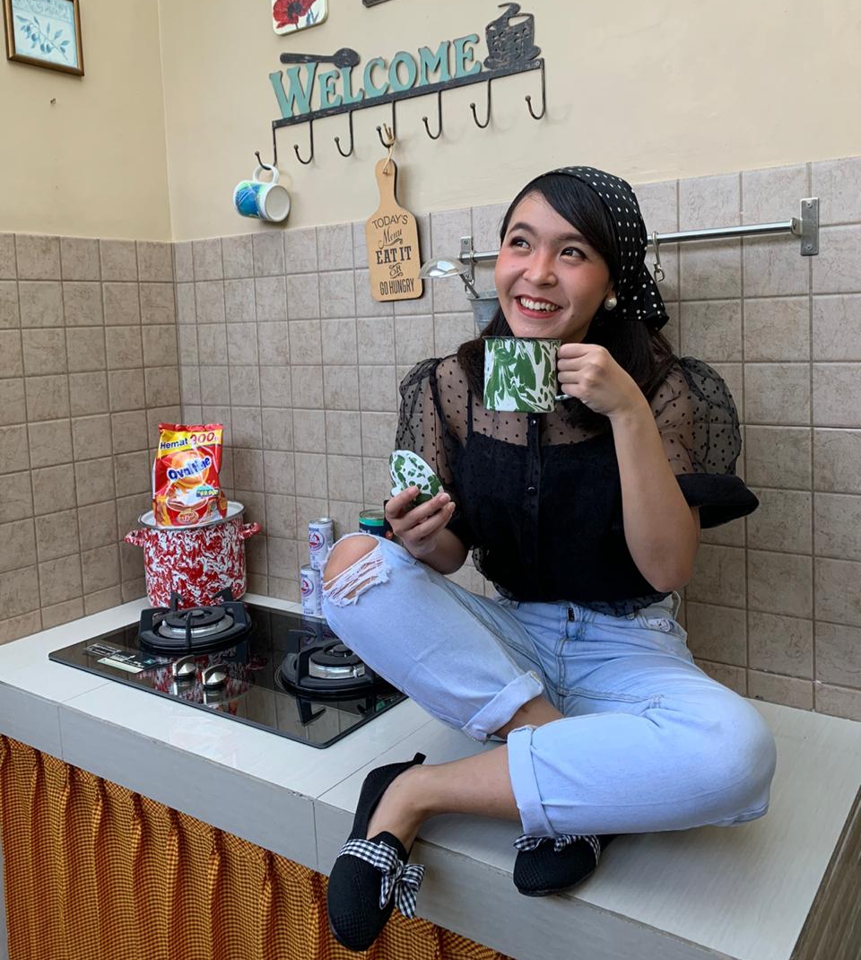 Fashion Enthusiast Marisa Santosa saat berfoto OOTD.di dapur dengan gaya tahun 80 an. (Foto: istimewa)