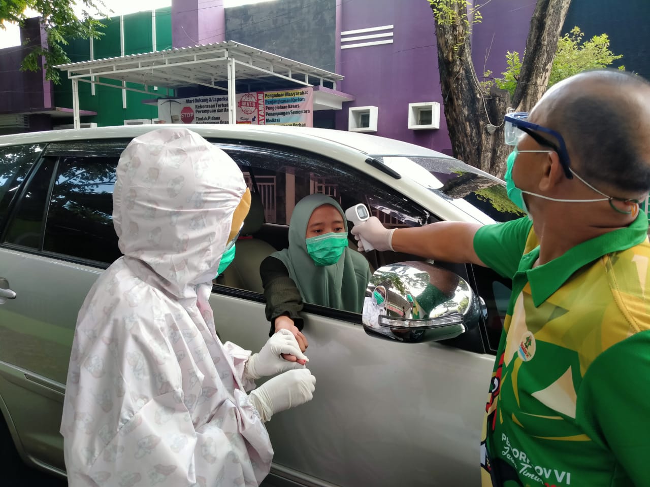 Salah satu atlet menjalani pemeriksaan oleh Satgas Covid-19 KONI Jatim. (Foto: Fariz Yarbo/Ngopibareng.id)