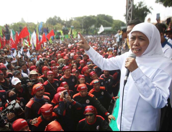 Gubernur Jatim, Khofifah Indar Parawansa saat menemui buruh. (Foto: istimewa)