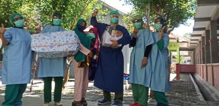 Bayi berusia 1,5 tahun (tengah digendong) asal Desa Tamansari, Kabupaten Probolinggo sembuh dari Covid-19. (Foto: Istimewa)