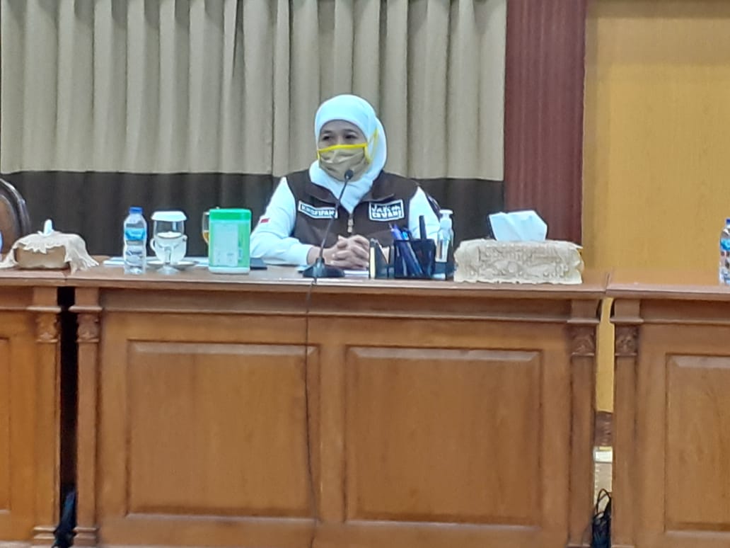 Gubernur Jawa Timur Khofifah Indar Parawansa, saat melakukan konferensi pers di Gedung Negara Grahadi. (Foto: Alief Sambogo/Ngopibareng.id)