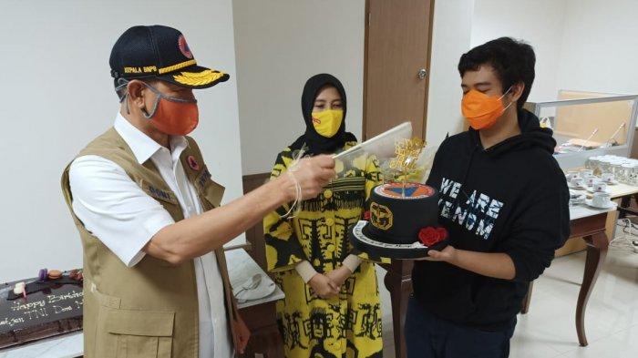 Ketua Gugus Tugas Percepatan Penanganan Covid-19 Doni Monardo tidak tiup lilin karena pakai masker. Dia mematikan api pakai kipas. (Foto: Dok. BNPB)