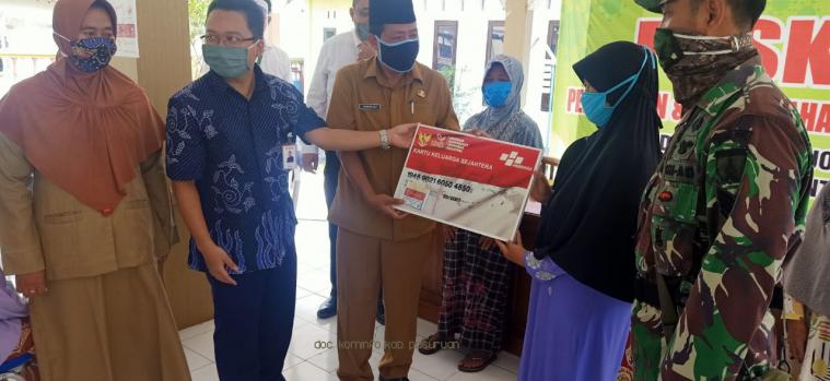 Dinas Sosial Kabupaten Pasuruan membagikan bantuan pangan nontunai. (Foto: Dok Humas)