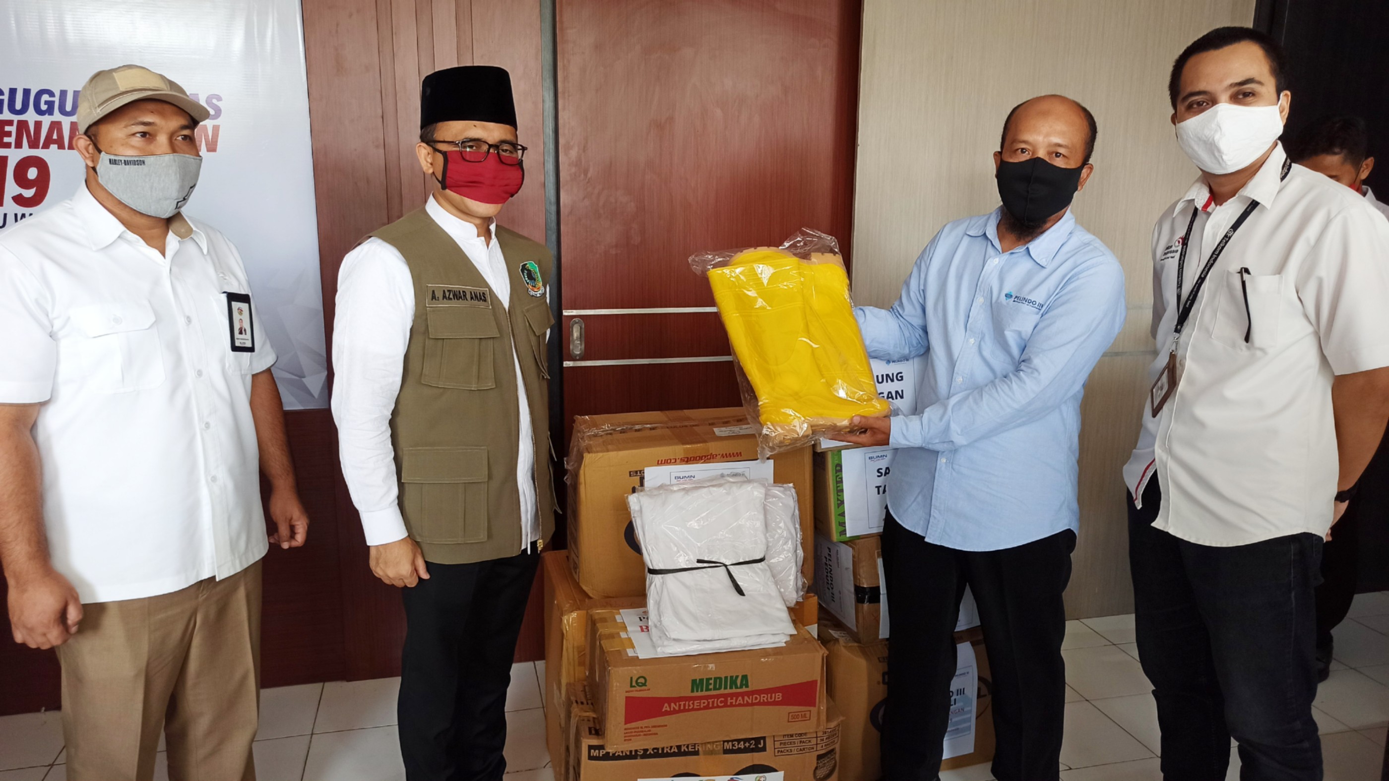 GM Pelindo III Terminal Tanjungwangi Banyuwangi, M. Nizar Fauzi menyerahkan bantuan dari forum Komunikasi BUMN Banyuwangi pada Ketua GTPP Covid-19 Banyuwangi Abdullah Azwar Anas (foto: Hujaini/ngopibareng.id)