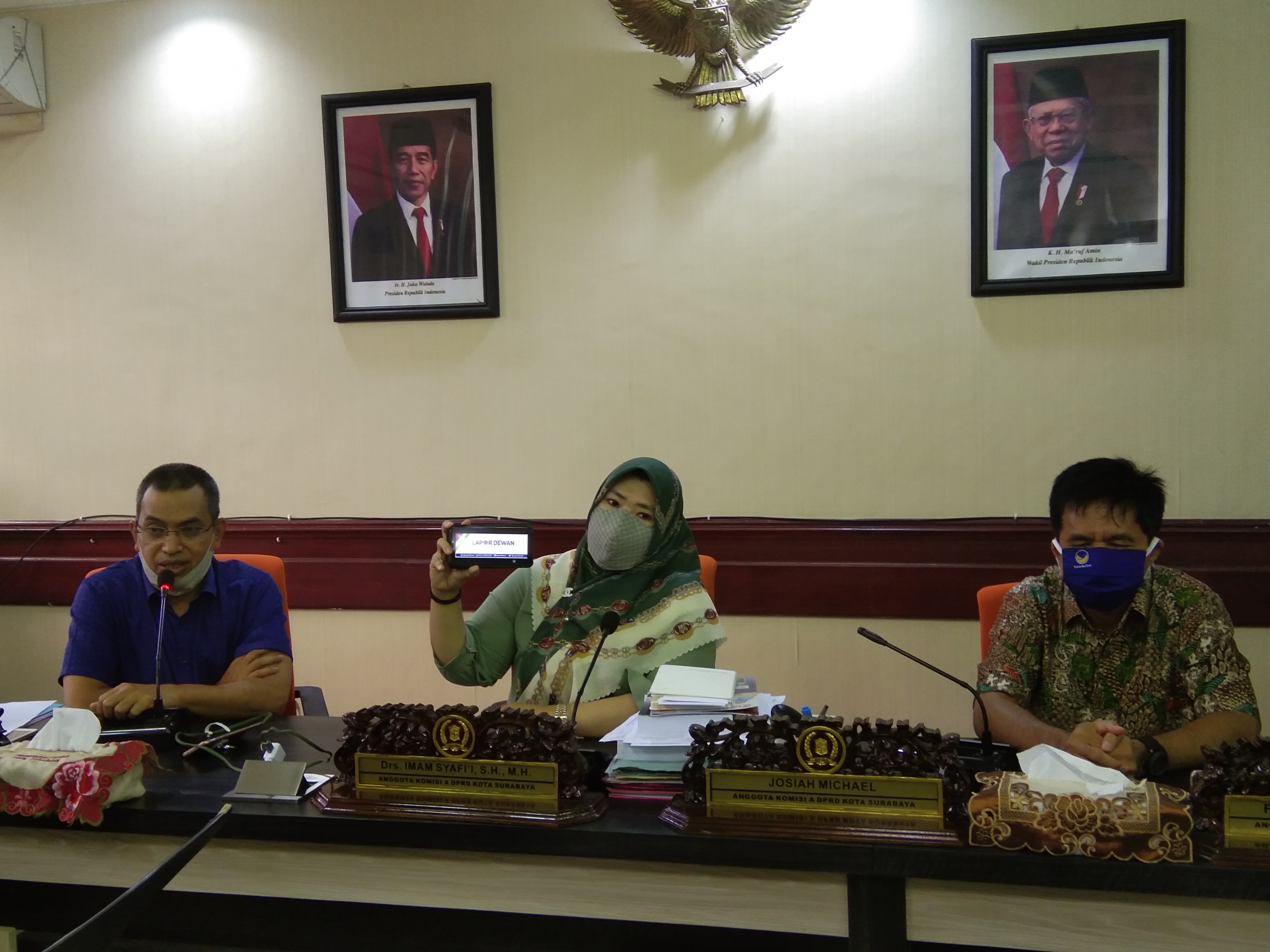 Ketua Tim Posko Pengaduan Dewan M. Mahmud dari Fraksi Demokrat (kiri), Camelia Habibia Fraksi PKB (tengah), Imam Syafi'i  Fraksi Nasdem (kanan).  (Foto: Ni'am Kurniawan/Ngopibareng.id)