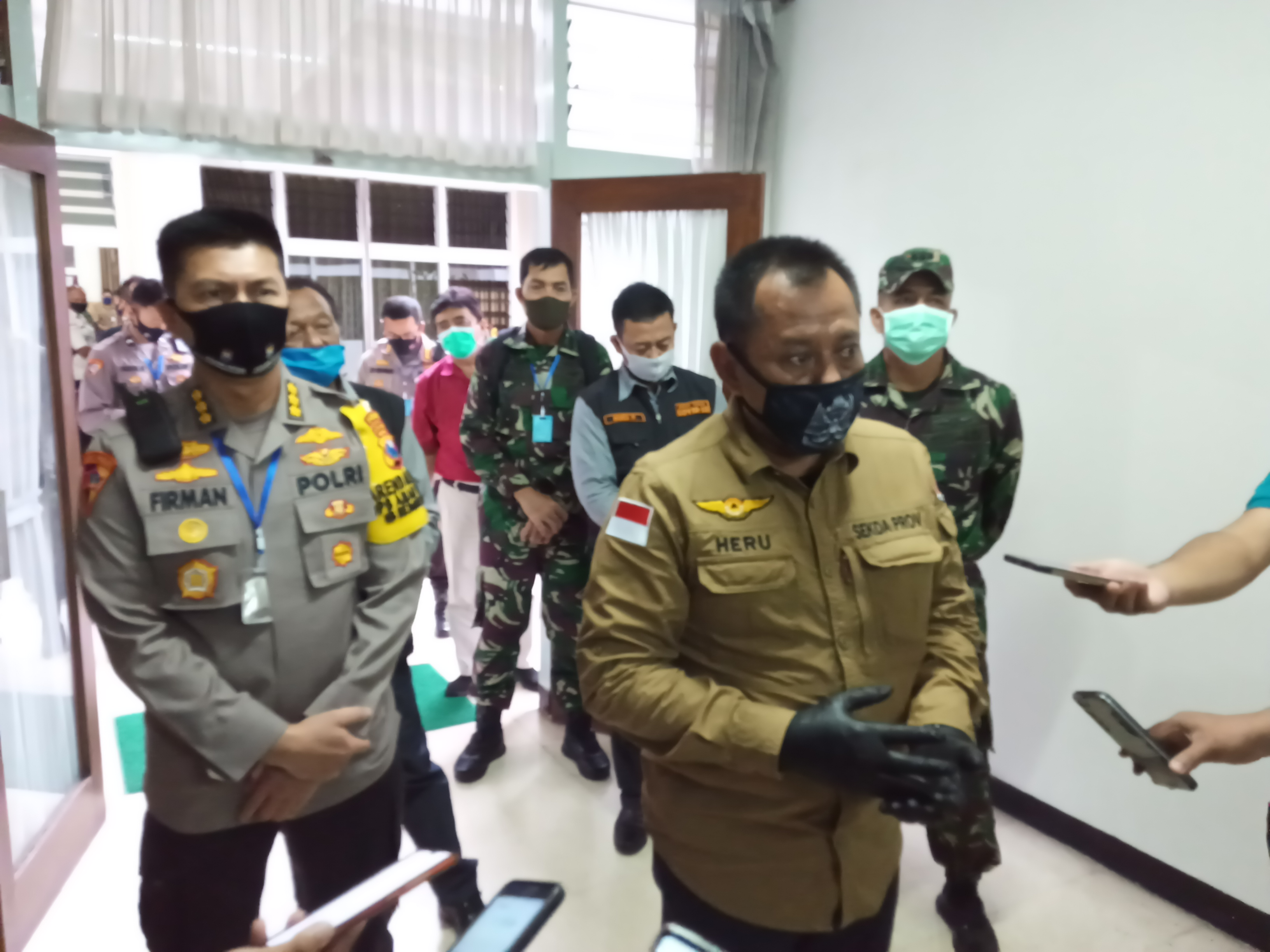 Sekretaris Daerah (Sekda) Provinsi Jatim, Heru Tjahjono usai rapat koordinasi dengan Sekda se-Malang Raya di Kantor Bakorwil Jatim III Malang. (Foto: Lalu Theo/Ngopibareng.id)