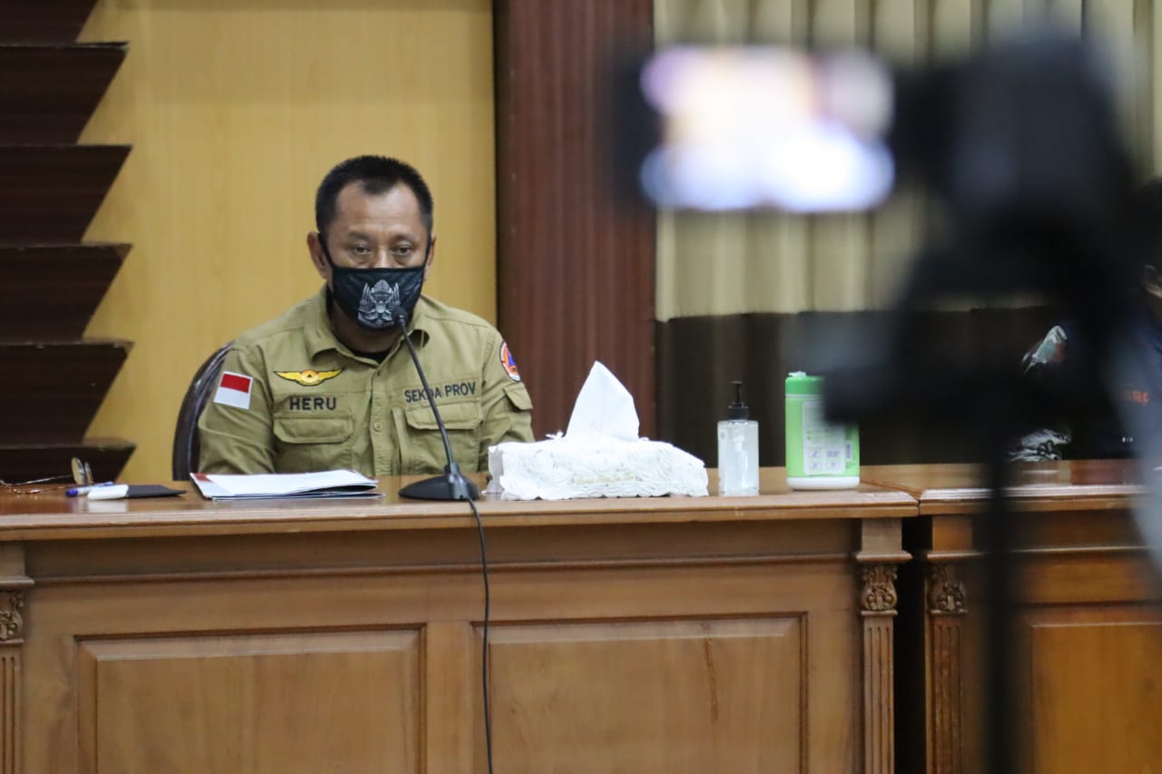 Sekdaprov Jatim Heru Tjahjono, saat melakukan konferensi pers di Gedung Negara Grahadi. (Foto: Alief Sambogo/Ngopibareng.id)