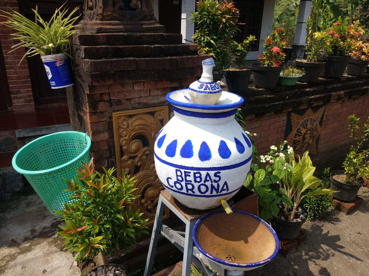 Salah satu gentong cuci tangan kreasi warga di desa Bejijong, Mojokerto Jawa Timur (Foto: M.Rizqi/Ngopibareng.id)