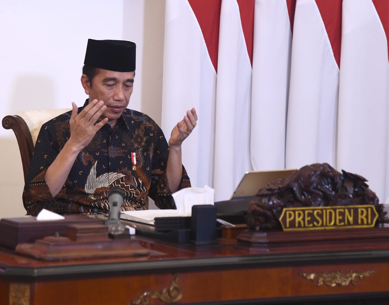 Presiden Joko Widodo berdoa setelah  menyerahkan zakat  kepada  Badan Amil Zakat Nasional (Baznas) secara online dari Istana Merdeka, Selasa 12 Mei 2020. (Foto: Setpres).