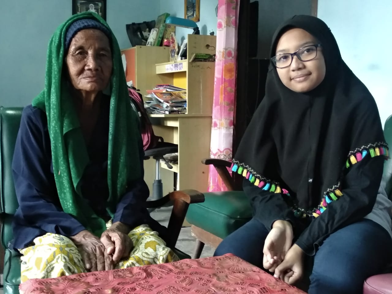 Wo Supi (kiri) dan cucunya, Ulfi Kharisma Indah (kanan). (Foto: M. Rizqi/Ngopibareng.id)