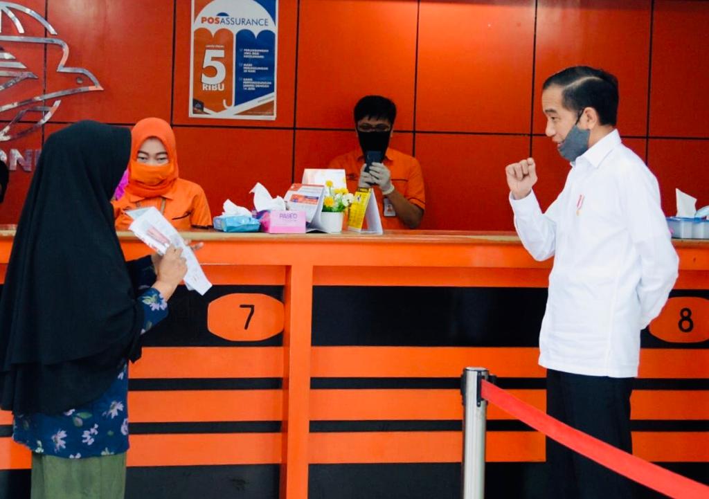 Presiden Joko Widodo saat melihat antrean yang tertib di salah Kantor Pos di Bogor. (Foto: Setpres) 