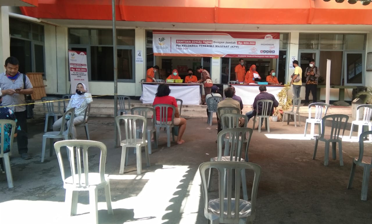 Proses pengambilan BST di Kantor Pos Surabaya Selatan Jalan Jemur Andayani yangmemperhatikan protokol kesehatan. (Foto: Ni'am Kurniawan/Ngopibareng.id