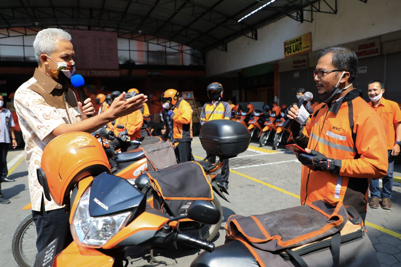 Gubernur Jawa Tengah Ganjar Pranowo melepas bansos dari Kantor Pos Semarang. (Foto: Ist/Ngopibareng.id)