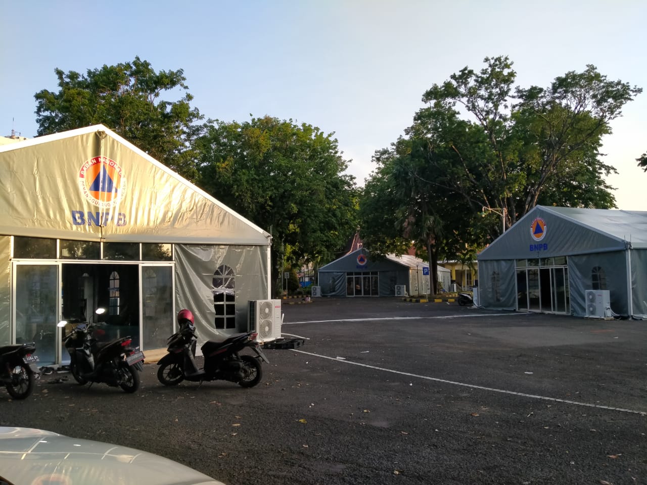 Tiga RS darurat berbasis tenda yang ada di Puslitbangkes Surabaya. (Foto: Fariz Yarbo/Ngopibareng.id) 