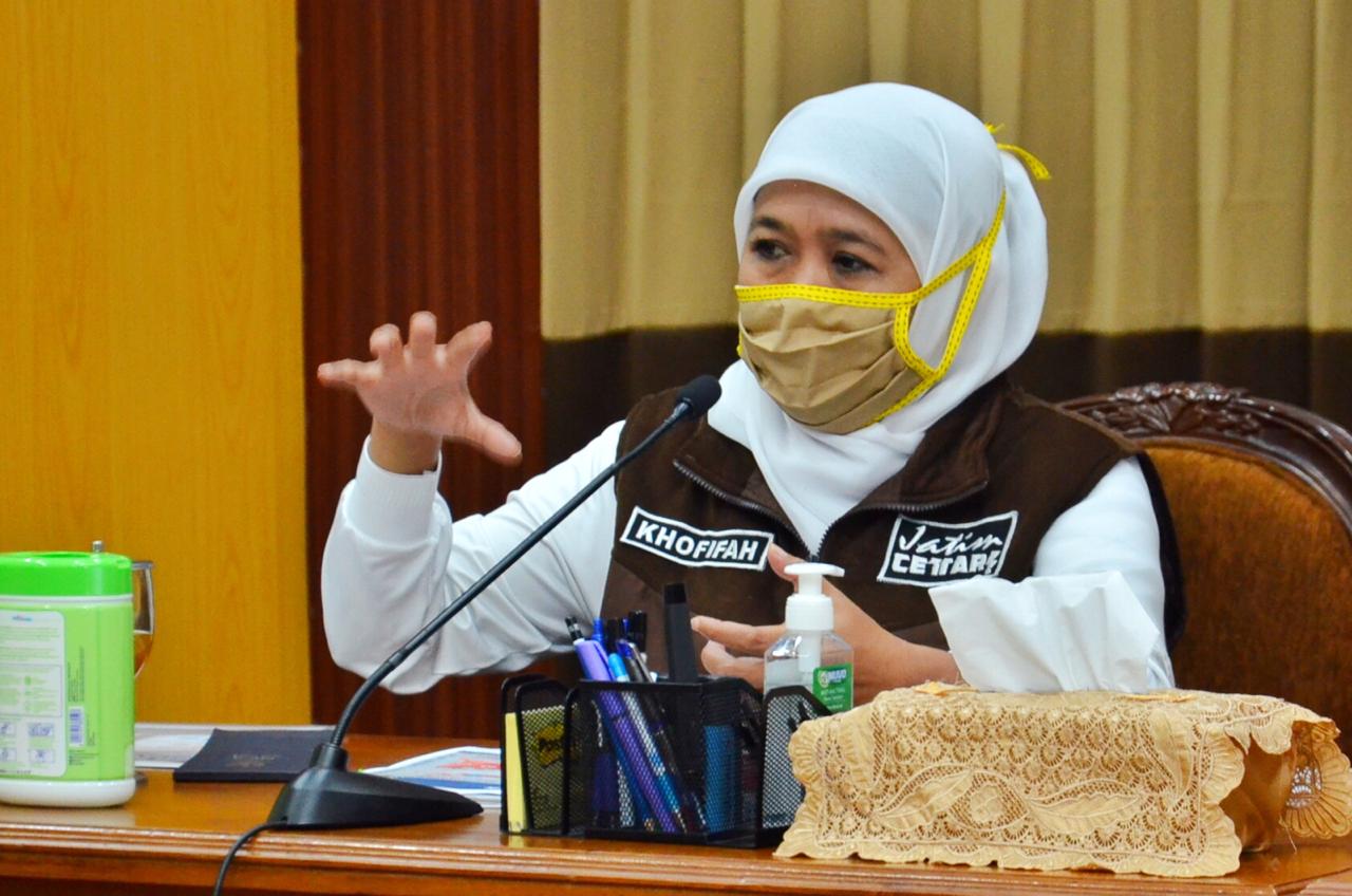 Gubernur Jawa Timur Khofifah Indar Parawansa, saat melakukan konferensi pers di Gedung Negara Grahadi. (Foto: Alief/Ngopibareng.id)